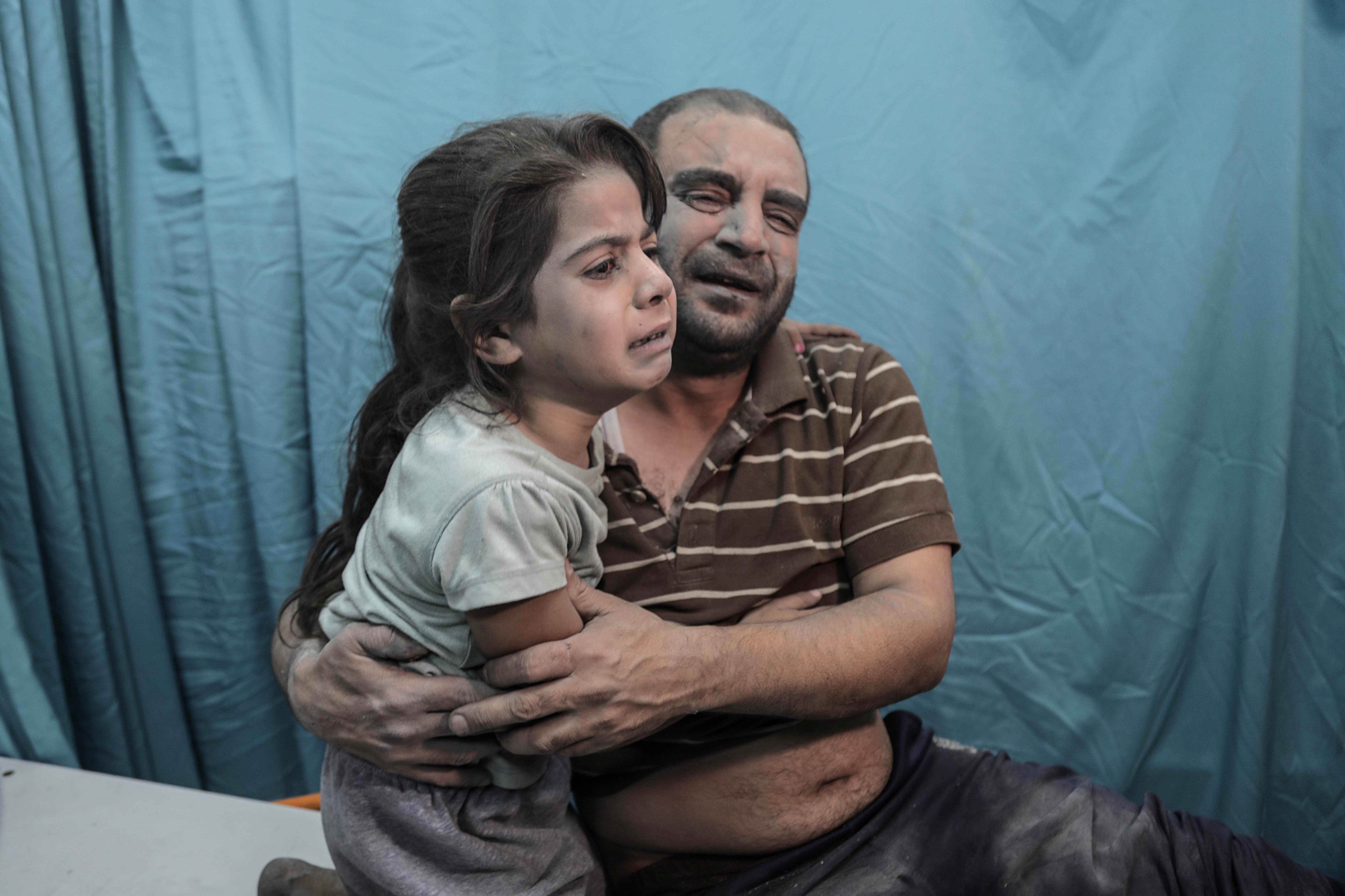 Khan Yunis (-), 17/10/2023.- Palestinians wounded in an Israeli bombardment are treated in a hospital in Khan Younis, in the southern Gaza Strip, 17 October 2023. According to Palestinian officials hundreds of people have been killed in an Israeli strike on a hospital in Gaza on 17 October. Earlier in the day, the Palestinian Health Ministry announced that more than 3,000 Palestinians have been killed and over 12,500 others injured since Israel launched retaliatory air strikes in the Gaza Strip. More than 1,400 Israelis have been killed according to the Israel Defense Forces (IDF) after Hamas militants launched an attack against Israel from the Gaza Strip on 07 October. Israel has warned all citizens of the Gaza Strip to move to the south ahead of an expected invasion. EFE/EPA/HAITHAM IMAD