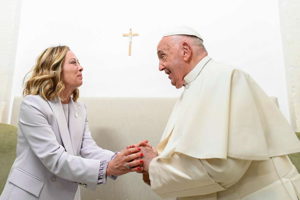 Borgo Egnazia (Italy), 14/06/2024.- A handout photo made available by the Vatican Media shows Italian Prime Minister Giorgia Meloni (L) welcoming Pope Francis (R) on the second day of the G7 summit, in Borgo Egnazia, southern Italy, 14 June 2024. The 50th G7 summit brings together the Group of Seven member states leaders in Borgo Egnazia resort in southern Italy from 13 to 15 June 2024. Pope Francis is the first Pope to participate in a G7 Summit. (Papa, Italia) EFE/EPA/VATICAN MEDIA HANDOUT HANDOUT EDITORIAL USE ONLY/NO SALES HANDOUT EDITORIAL USE ONLY/NO SALES