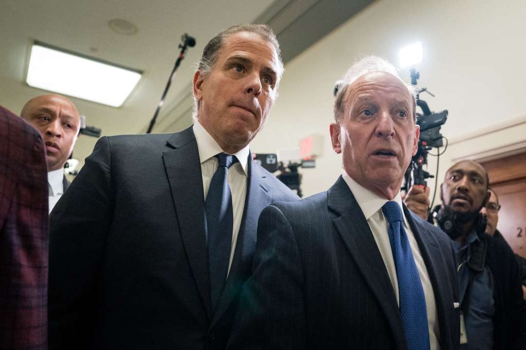 Hunter Biden (izq.), hijo del presidente estadounidense Joe Biden, con el abogado Abbe Lowell sale de una reunión del Comité de Supervisión de la Cámara de Representantes el 10 de enero de 2024 en Washington, DC.