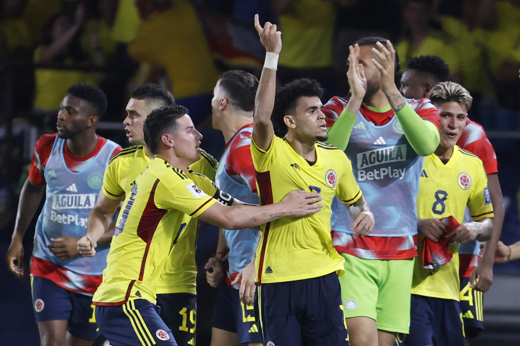 AMDEP3232. BARRANQUILLA (COLOMBIA), 16/11/2023.- Luis Díaz (c) de Colombia celebra un gol con James Rodríguez hoy, en un partido de las Eliminatorias Sudamericanas para la Copa Mundial de Fútbol 2026 entre Colombia y Brasil en el estadio Metropolitano en Barranquilla (Colombia). EFE/ Mauricio Dueñas Castañeda