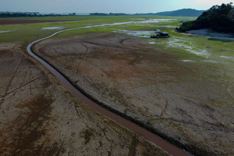 Vista aérea que muestra las condiciones de sequía cerca del lago Aleixo debido a la grave sequía al oeste de Manaos, estado de Amazonas, Brasil, tomada el 29 de septiembre de 2023. El Ayuntamiento de Manaos declaró el estado de emergencia debido a la actual sequía, que ya es una de las peores registradas. Davi Marina es el principal punto de partida para las atracciones turísticas y las comunidades ribereñas.