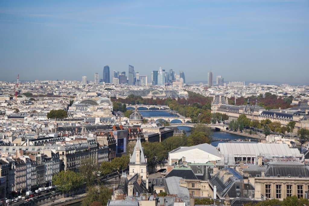 PARIS (France), 19/09/2025.- A general view of La Defense business district seen from Notre-Dame Cathedral, taken during the inauguration ceremony of the new tour route of the Cathedral Towers Gothic structures destroyed following the April 2019 fire, as part of the 42nd edition of the European Heritage Days in Paris, France, 19 September 2025. The 15 April 2019 fire destroyed the roof and steeple of the 850-year-old Gothic Cathedral. Notre Dame Cathedral reopened in December 2024 for services and visits. (Francia) EFE/EPA/LUDOVIC MARIN / POOL MAXPPP OUT