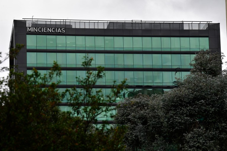 La ciencia, otra vez perdiendo plata: el presupuesto de De la Espriella reduce la inversión