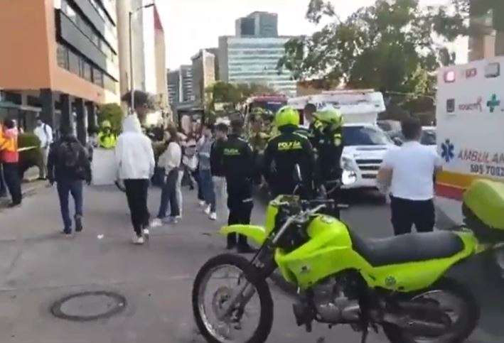 Autoridades atienden el choque de un vehículo que se estrelló contra la fachada de un local.