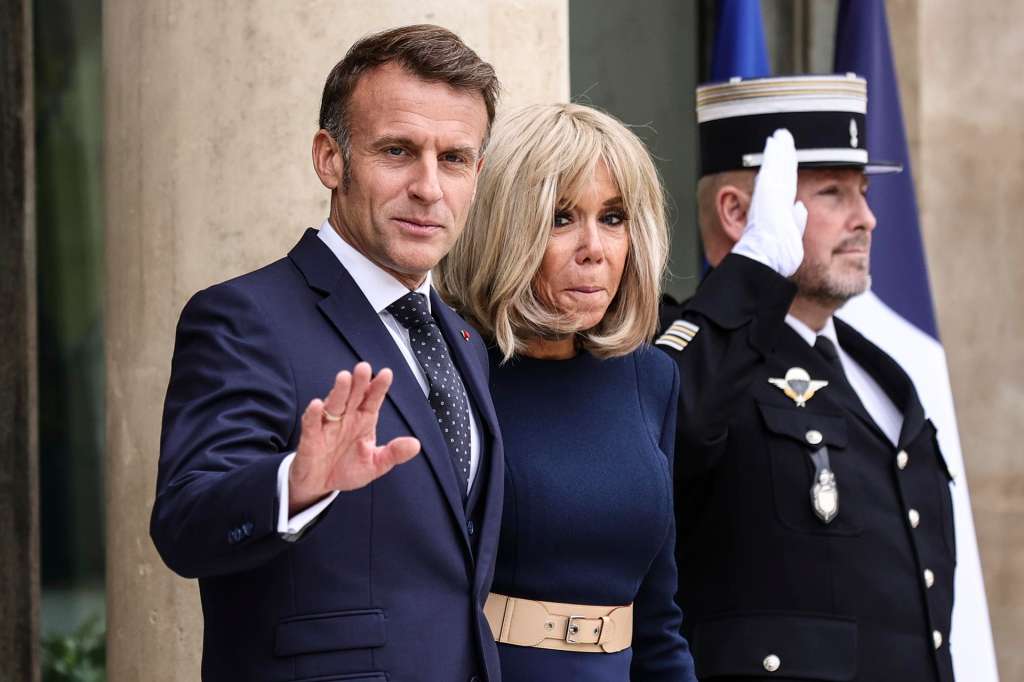 Paris (France), 08/10/2025.- French President Emmanuel Macron (L) and his wife, Brigitte Macron (R), await Prince Hussein bin Abdullah of Jordan and his wife, Princess Rajwa Al Hussein (not pictured), at the Elysee Palace in Paris, France, 08 October 2025. (Francia, Jordania) EFE/EPA/TERESA SUAREZ