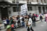 Incrédulos, temerosos e indignados, los argentinos se asoman a una nueva crisis