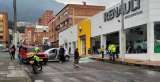 Conductor estrelló su carro nuevo al sacarlo del concesionario, ¿Qué pasó?