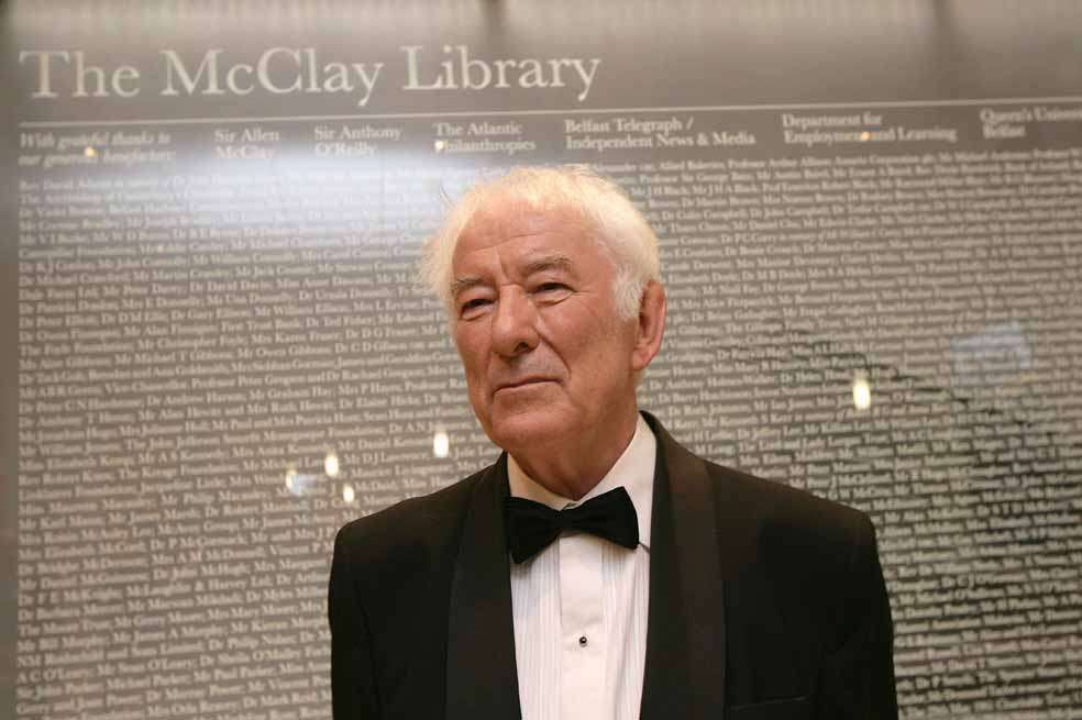 El poeta Seamus Heaney en Belfast, en 2010. / AFP