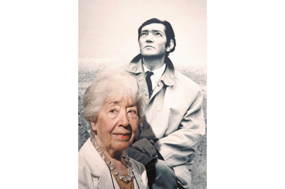 Aurora Bernárdez, la traductora y albacea de la obra de Julio Cortázar, al lado de una foto del escritor argentino. / EFE