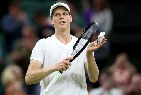 Wimbledon: Jannik Sinner ganó con contundencia en una jornada marcada por la lluvia