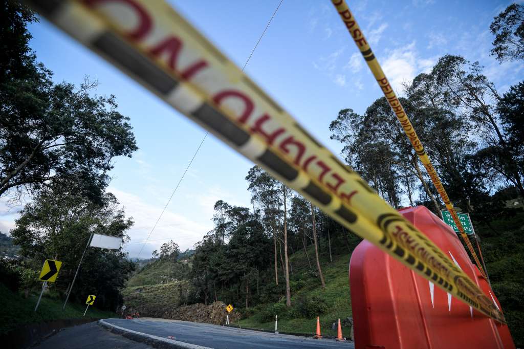Debido al impacto de la emergencia, las autoridades ordenaron la evacuación de tres familias y se mantienen con monitoreos constantes 10 viviendas más que podrían presentar afectaciones progresivas.