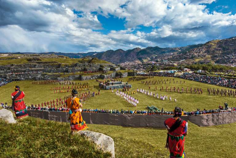 El recorrido culmina en el Parque Arqueológico de Saqsaywaman, donde se realiza la ceremonia central, con rituales que piden abundancia y fertilidad al Sol.