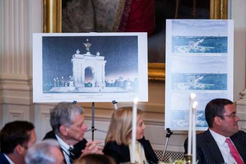 El arco del triunfo de Washington será un complejo militar con drones, dice Trump