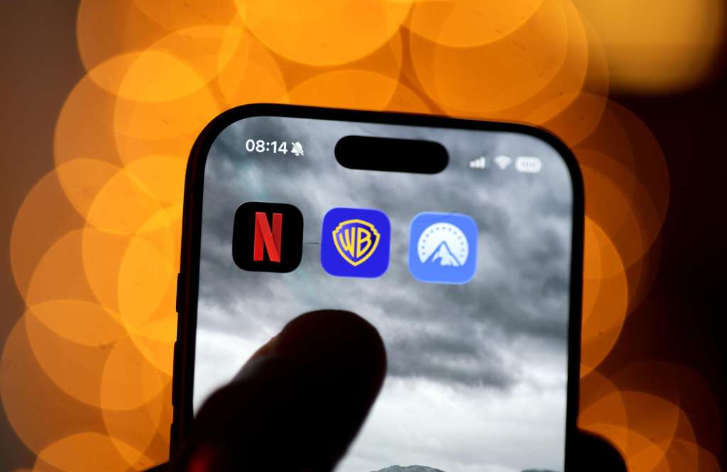 Berlin (Germany), 09/12/2025.- The app logos of Netflix, Warner Brothers and Paramount are seen on a smartphone display in Berlin, Germany, 09 December 2025. Following Netflix's 82 billion dollars offer, the next major bid for Warner Bros. has arrived: Paramount wants to raise 108 billion dollars for the company. Now, an expensive bidding war between the two giants could ensue. (Alemania) EFE/EPA/HANNIBAL HANSCHKE