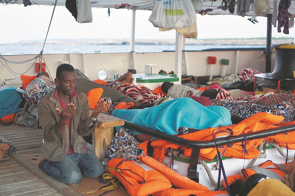 En los últimos días, algunos migrantes saltaron al mar para intentar nadar hasta la costa por la desesperación de no llegar a tierra. / EfeLa tensión aumenta en el barco con cada día que pasa. Los migrantes preguntan constantemente para dónde van y cuánto falta, pero sus rescatistas no tienen respuesta: los puertos de Malta e Italia, las costas más cercanas, continúan cerrados a su desembarco y los países europeos no dan respuesta.