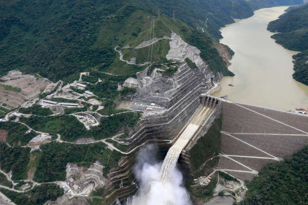 AME4799. ITUANGO (COLOMBIA), 27/03/2023.- Fotografía aérea de archivo que muestra el proyecto Hidroituango, ubicado sobre el río Cauca entre Ituango y Puerto Valdivia, el 13 de octubre de 2022 en el departamento de Antioquia (Colombia). El uso de las energías renovables en América se debate aún entre la promesa y el desarrollo, aunque las leyes y compromisos aprobados en distintos países muestran una clara tendencia a apostar por su expansión. En Colombia, aunque la energía hidroeléctrica representa el 58,8 % de la matriz energética, solo 200 MW provienen de otras fuentes renovables. EFE/Carlos Ortega /ARCHIVO