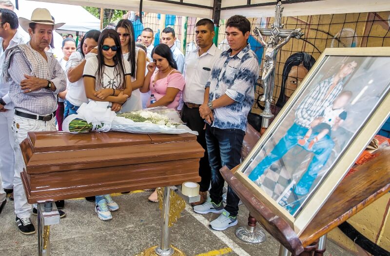 Ceremonia de entrega de Édison Lezcano, el primer cuerpo identificado por la JEP. / EFE
