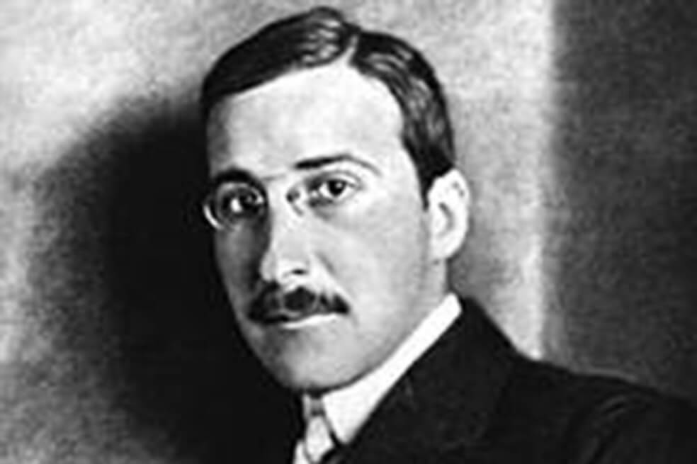 Zweig decidió en 1942 acabar con su vida "en el momento apropiado" tras haber visto a Europa, su "patria espiritual", entonces inmersa en la Segunda Guerra Mundial, "destruirse a sí misma", según una nota que dejó y que fue publicada en 2012 por la Biblioteca Nacional de Israel, con motivo del 70 aniversario de la muerte del literato, periodista e intelectual judío. / Archivo particular
