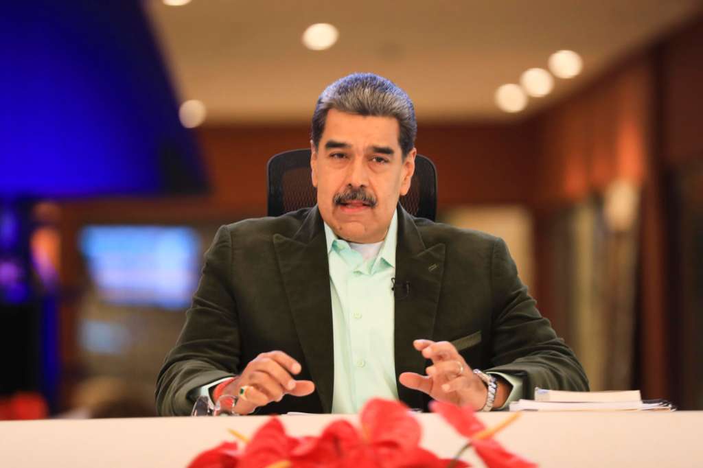 AME1674. LA GUAIRA (VENEZUELA), 22/09/2025.- Fotografía cedida por el Palacio de Miraflores que muestra al presidente de Venezuela, Nicolás Maduro, hablando en La Guaira (Venezuela). Maduro aseguró que "militares de América Latina y el Caribe" le han manifestado que apoyan la defensa de Venezuela. EFE/ Palacio de Miraflores /SOLO USO EDITORIAL/ NO VENTAS/ SOLO DISPONIBLE PARA ILUSTRAR LA NOTICIA QUE ACOMPAÑA (CRÉDITO OBLIGATORIO)