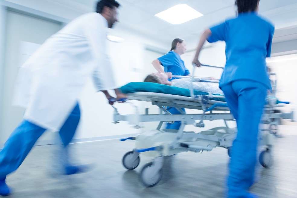 UNA PERSONA ES TRASLADA EN CAMILLA EN UN HOSPITAL.