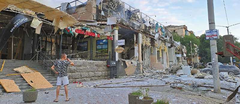 Rusia bombardeó un restaurante que es frecuentado por soldados y periodistas en Ucrania.
