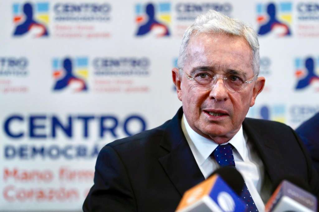 AME233. BOGOTÁ (COLOMBIA), 01/08/2025.- Fotografía de archivo fechada el 27 de noviembre de 2023 del expresidente de Colombia, Álvaro Uribe Vélez, hablando durante una rueda de prensa en Bogotá (Colombia). Uribe (2002-2010) fue condenado a una pena de 12 años que deberá cumplir en prisión domiciliaria por los delitos de fraude procesal y soborno en actuación penal, según una sentencia divulgada este viernes. EFE/ Carlos Ortega /ARCHIVO