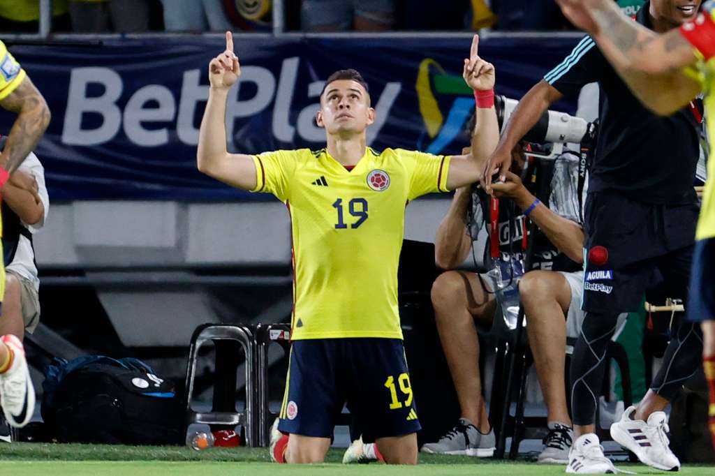 AMDEP8982. BARRANQUILLA (COLOMBIA), 07/09/2023.- Rafael Santos Borré de Colombia celebra su gol hoy, en un partido de las Eliminatorias Sudamericanas para la Copa Mundial de Fútbol 2026 entre Colombia y Venezuela en el estadio Metropolitano en Barranquilla (Colombia). EFE/ Mauricio Dueñas Castañeda