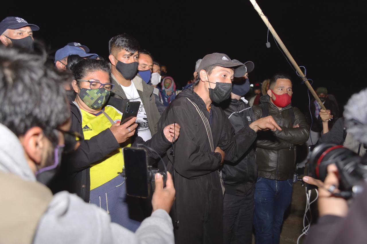 Funcionarios de la alcaldía de Bogotá y familias que invadieron un predio en Villa Gloria, dialogan para llegar a una acuerdo.