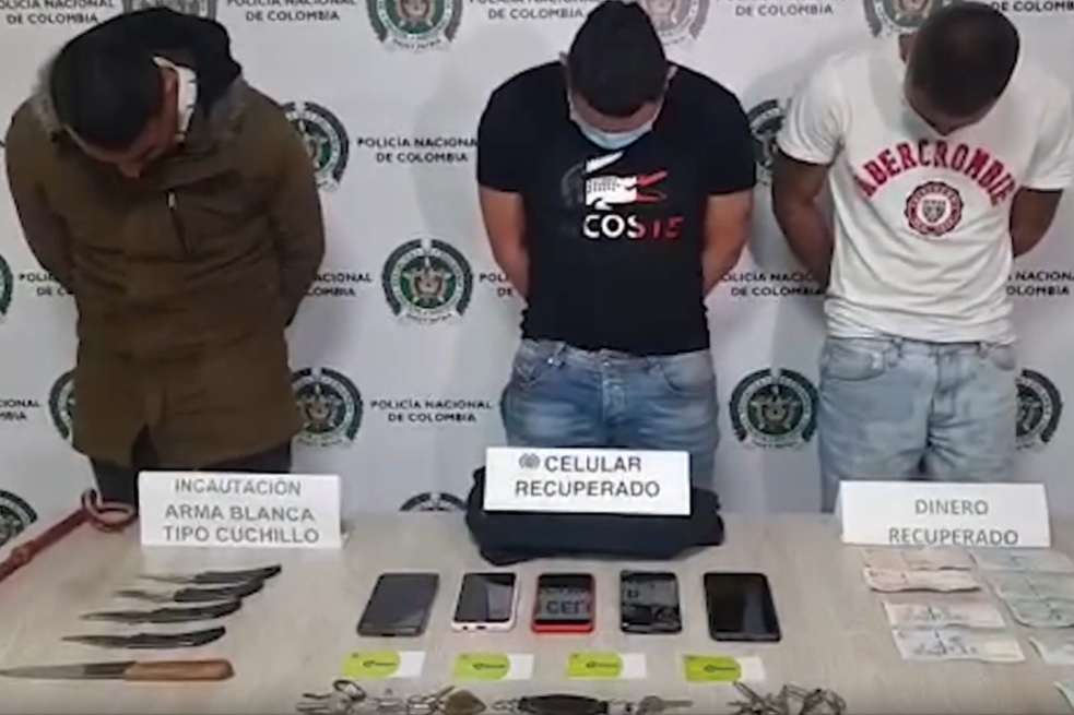 Los sujetos intimidaron a los pasajeros con armas blancas.