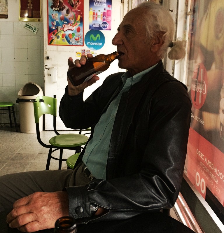 Álvaro Mejía Flórez se refresca con una cerveza, en marzo de 2017., en una tienda de barrio.