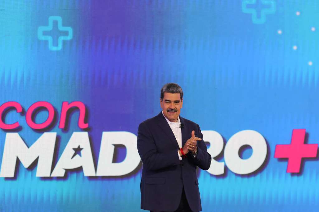 AME048. CARACAS (VENEZUELA), 17/03/2025.- Fotografía cedida por Prensa del Palacio de Miraflores del líder chavista Nicolás Maduro en su programa de televisión Con Maduro+ este lunes, en Caracas (Venezuela). Maduro, quien juró como mandatario el 10 de enero tras su cuestionada reelección, afirmó que calificar a los migrantes venezolanos de "delincuentes" es el acto de "mayor enemistad" de Estados Unidos contra la nación caribeña.  EFE/ Palacio De Miraflores / SOLO USO EDITORIAL/ NO VENTAS /SOLO DISPONIBLE PARA ILUSTRAR LA NOTICIA QUE ACOMPAÑA (CRÉDITO OBLIGATORIO)