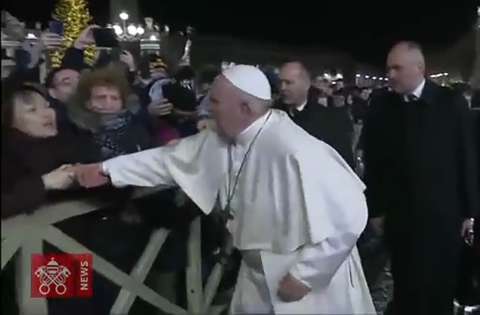El regaño (y pedido de perdón) del papa a una fiel en el Vaticano