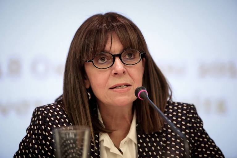 ¿Quién es Ekaterini Sakellaropoulou, la primera mujer presidenta de Grecia?