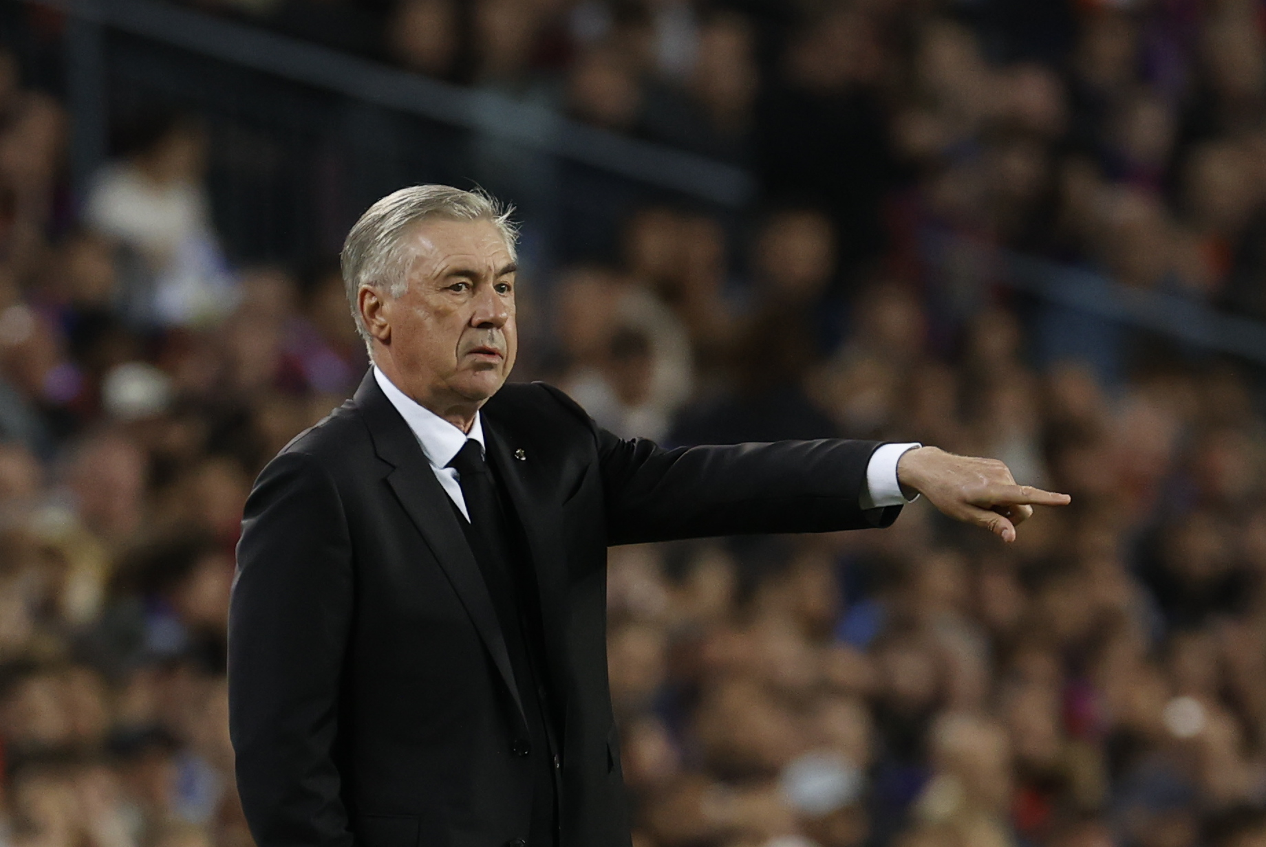 BARCELONA, 19/03/2023.- El técnico italiano del Real Madrid Carlo Ancelotti da instrucciones a sus jugadores durante el encuentro correspondiente a la jornada 26 de primera división que disputan hoy domingo en el estadio del Spotify Camp Nou, en Barcelona. EFE/ Toni Albir