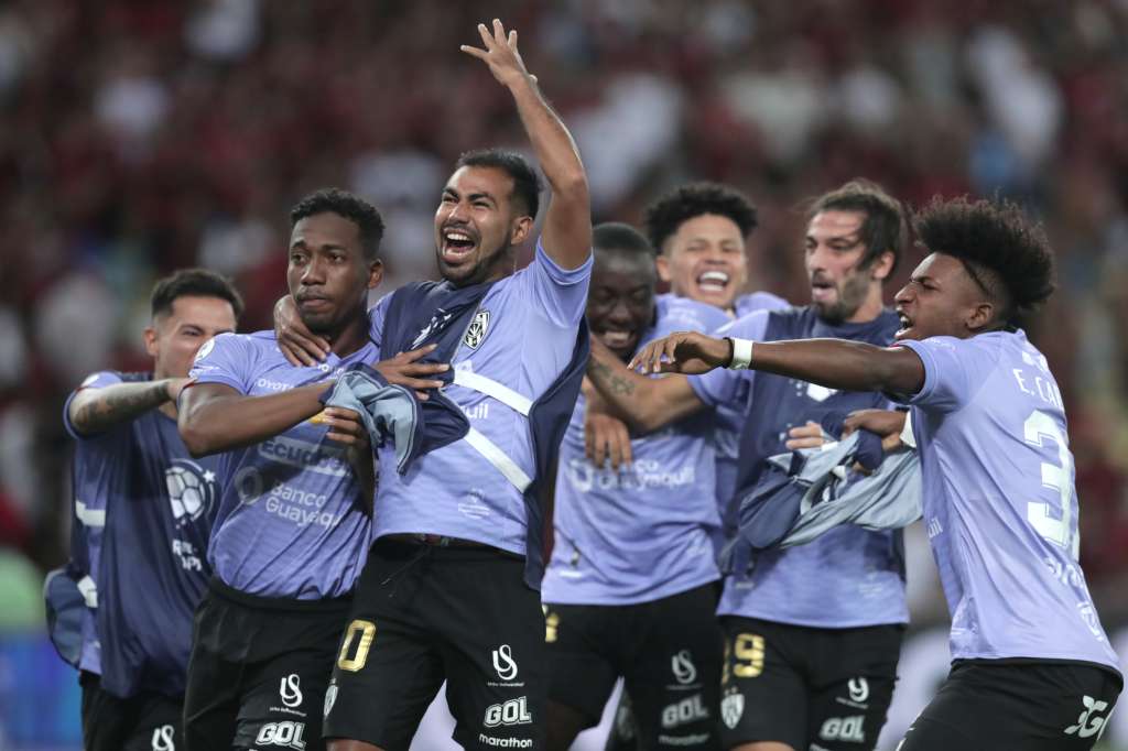 AMDEP1886. RÍO DE JANEIRO (BRASIL), 28/02/2023.- Jugadores de Independiente del Valle celebran hoy, en la final de la Recopa Sudamericana entre Flamengo e Independiente del Valle (IDV) en el estadio Maracaná en Río de Janeiro (Brasil). EFE/ Andre Coelho