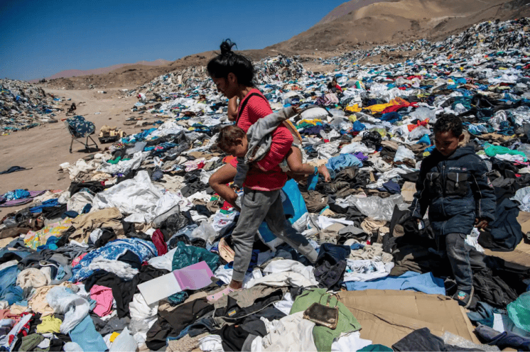 Categoría: Un clima de cambio. Al menos 39.000 toneladas de ropa desechada están vertidas en el desierto de Atacama en Chile, equivalentes en peso a unos 85.000 pianos de cola.