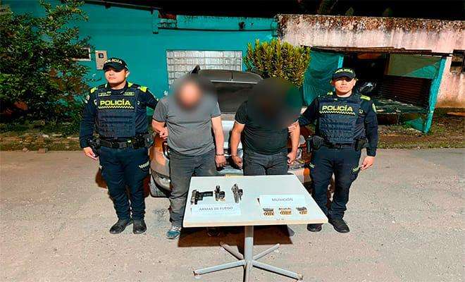 Un intento de hurto en zona rural de Yacopí derivó en un cruce de disparos con la Policía y terminó con dos hombres capturados y armas incautadas.