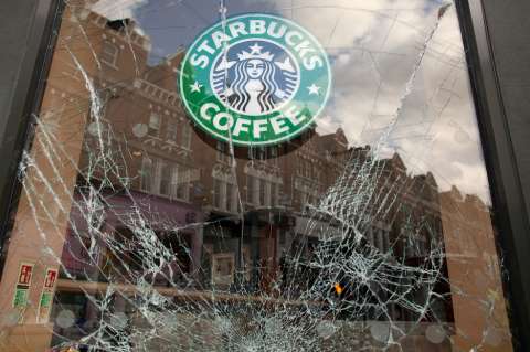 Starbucks capacitará a 175.000 empleados sobre discriminación racial