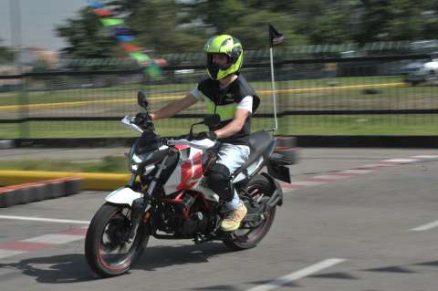 Chaleco reflectivo en los conductores de motos: ¿cuál es la multa por no usarlo?