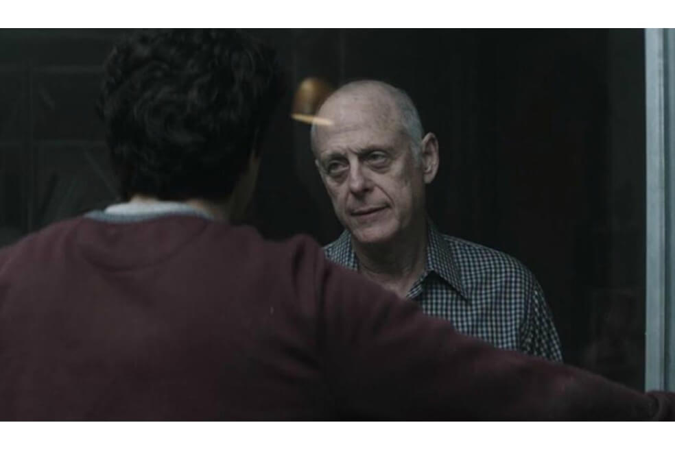 El actor Mark Blum en "You". / Netflix