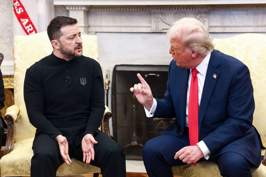 WASHINGTON (United States), 28/02/2025.- Ukrainian President Volodymyr Zelensky (L) talks with US President Donald Trump (R) in the Oval Office of the White House in Washington, DC, USA, 28 February 2025. Zelensky is in Washington to sign the framework of a deal, pushed by President Trump, to share Ukraines’s mineral wealth with the US.  (Ucrania) EFE/EPA/JIM LO SCALZO / POOL