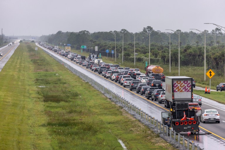 Fort Myers (United States), 08/10/2024.- Ahead of expected landfall of Hurricane Milton, a heavy stream of evacuation traffic slowly moves southward from North-West Florida on Interstate 75, in in Naples, Florida, USA, 08 October 2024. According to the National Hurricane Center's Live Hurricane Tracker, Hurricane Milton is set to make landfall on the west coast of Florida Wednesday evening. After rapidly intensifying into a Category 5 storm on Monday, Milton is anticipated to weaken as it reaches the shore but will still bring significant weather impacts across the state. (tormenta, Nápoles) EFE/EPA/CRISTOBAL HERRERA-ULASHKEVICH