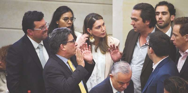 El ministro de Hacienda, Alberto Carrasquilla (corbata amarilla), siguió paso a paso el trámite de la reforma tributaria en el Senado de la República. / Gustavo Torrijos