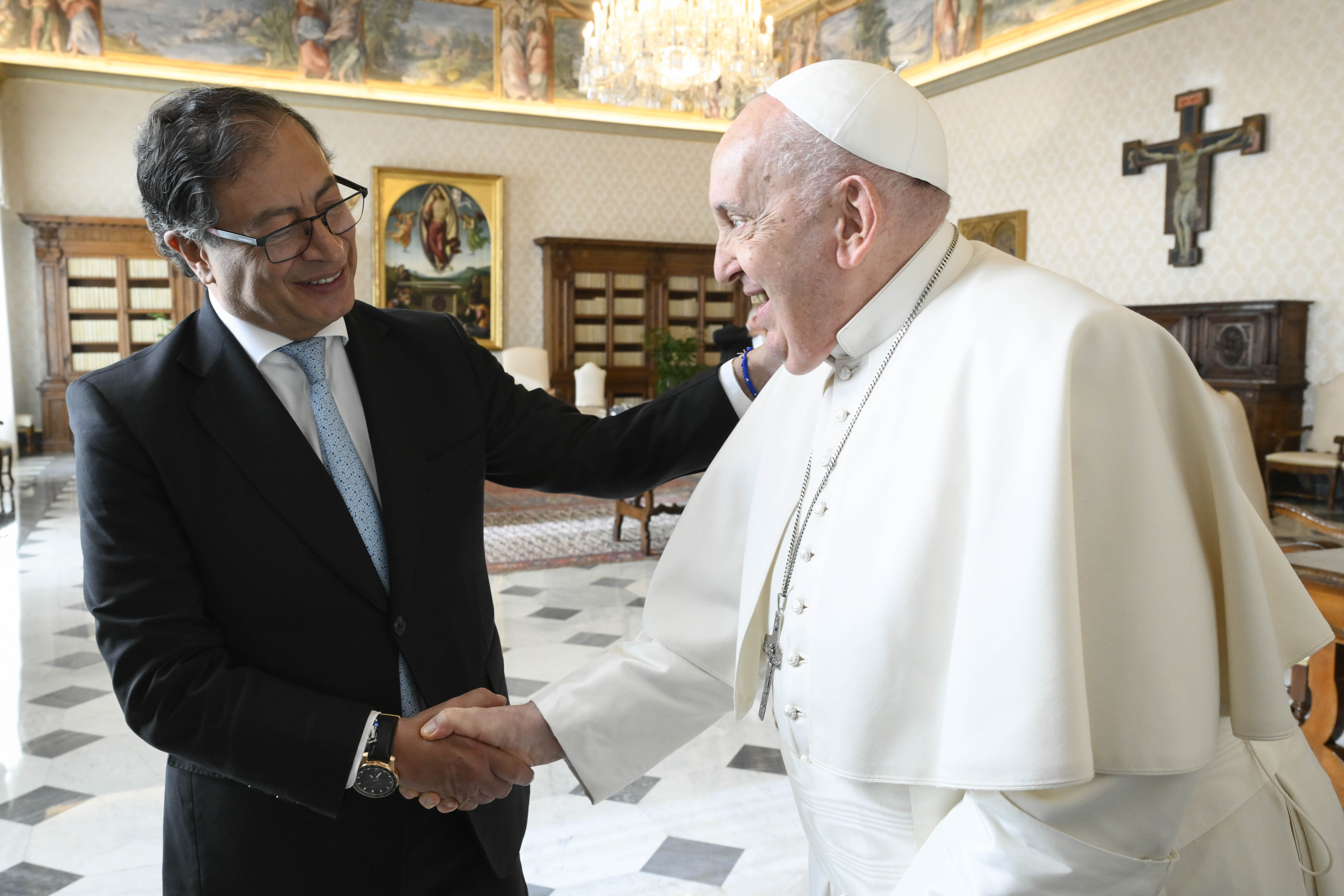 CIUDAD DEL VATICANO, 19/01/2024.- El papa Francisco estrecha la mano al presidente colombiano, Gustavo Petro, durante el encuentro mantenido este viernes en el Vaticano. EFE/ Simone Risoluti/Oficina de Prensa de la Santa Sede SOLO USO EDITORIAL/SOLO DISPONIBLE PARA ILUSTRAR LA NOTICIA QUE ACOMPAÑA (CRÉDITO OBLIGATORIO)