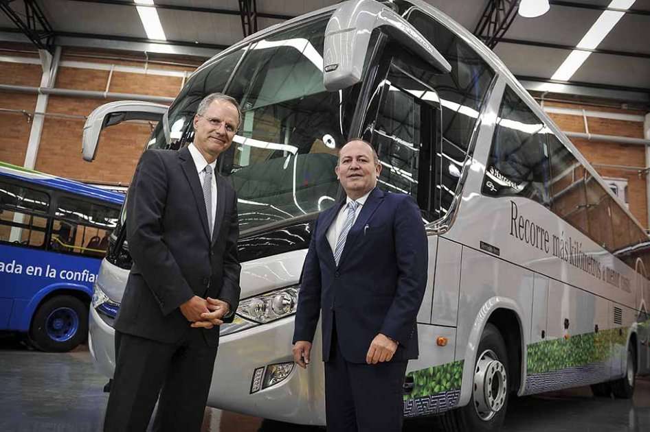 Mathias Held y Matthias Barth, ejecutivos de Daimler en la planta. / Luis Ángel - El Espectador