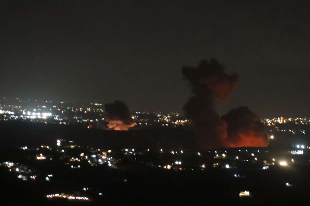 Marjaayoun (Lebanon), 21/09/2024.- Smoke billows from the site of an Israeli airstrike that targeted Lebanese village of Zawtar, as seen from Marjaayoun, southern Lebanon, 21 September 2024. The Israeli Defense Forces (IDF) said on 21 September they are 'striking targets belonging to the Hezbollah' in Lebanon. The strikes came one day after at least 37 people, including three children and Hezbollah commander Ibrahim Akil, were killed and dozens injured in an attack which targeted the southern suburb of Beirut on 20 September, according to the Lebanese Ministry of Health. (Líbano, Hizbulá/Hezbolá) EFE/EPA/STR