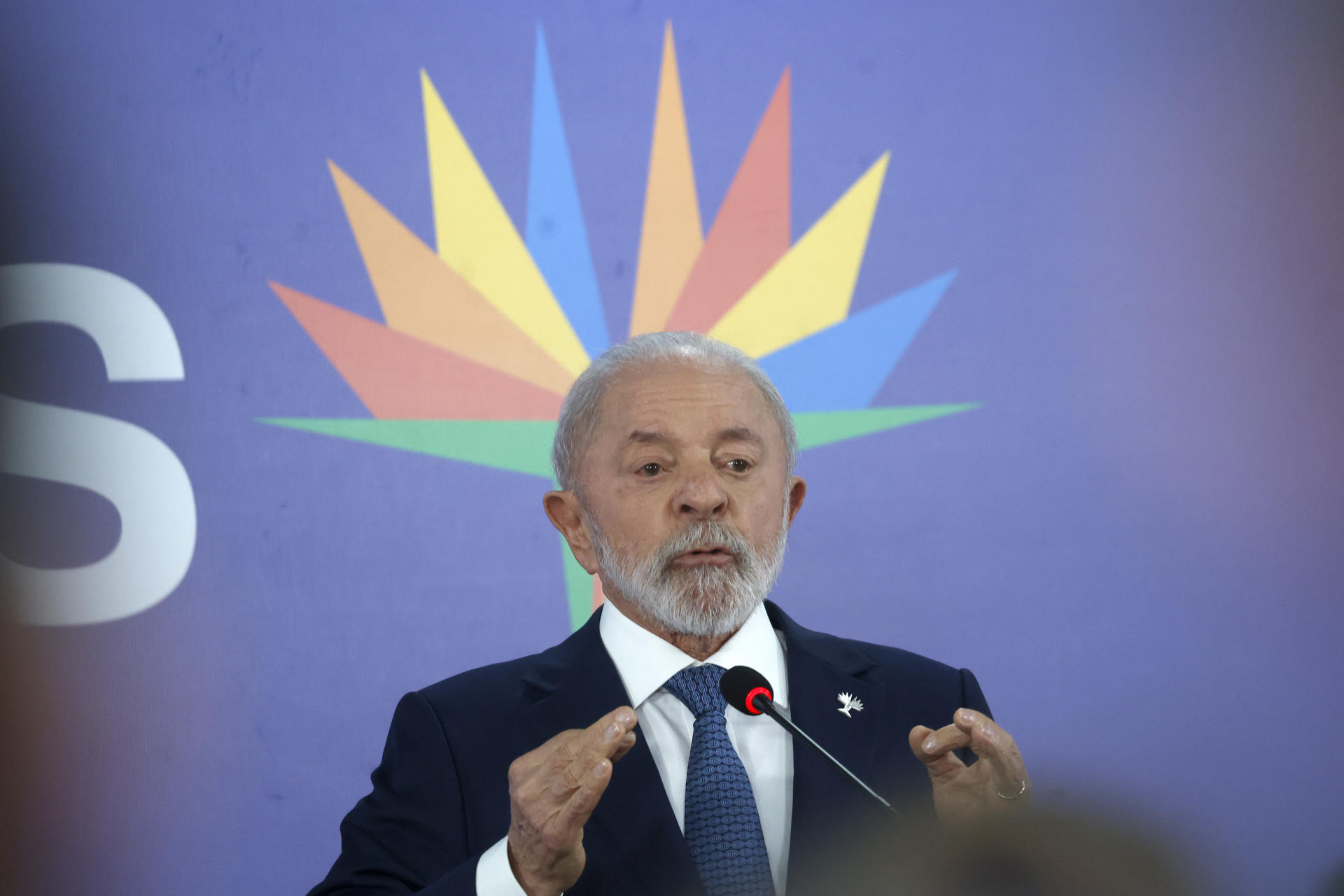 AME1335. RÍO DE JANEIRO (BRASIL), 07/07/2025.- El presidente de Brasil, Luiz Inácio Lula da Silva, habla en una rueda de prensa durante la cumbre de los BRICS este lunes, en Río de Janeiro (Brasil). Lula afirmó que los países de los BRICS son soberanos y que no desean tener un "emperador", al ser interrogado sobre la amenaza proferida por su homólogo estadounidense, Donald Trump, de imponer aranceles adicionales del 10 % a quien apoye las políticas antiestadounidenses de este foro de emergentes. EFE/ Antonio Lacerda