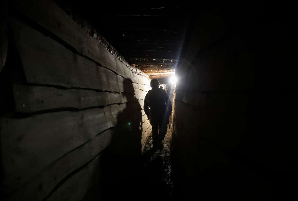 Luhansk (Ukraine), 23/02/2022.- Ukrainian servicemen check the situation on the position near the Katerynivka village not far from pro-Russian militants controlled city of Luhansk, Ukraine, 23 February 2022. Russia on 21 February 2022 recognized the eastern Ukrainian self-proclaimed breakaway regions as independent states and ordered the deployment of peacekeeping troops to the Donbas, triggering an expected series of economic sanctions announcements by Western countries. The self-proclaimed Donetsk People's Republic (DNR) and Luhansk People's Republic (LNR) declared independence in 2014 amid an armed conflict in eastern Ukraine. (Rusia, Ucrania) EFE/EPA/ZURAB KURTSIKIDZE
