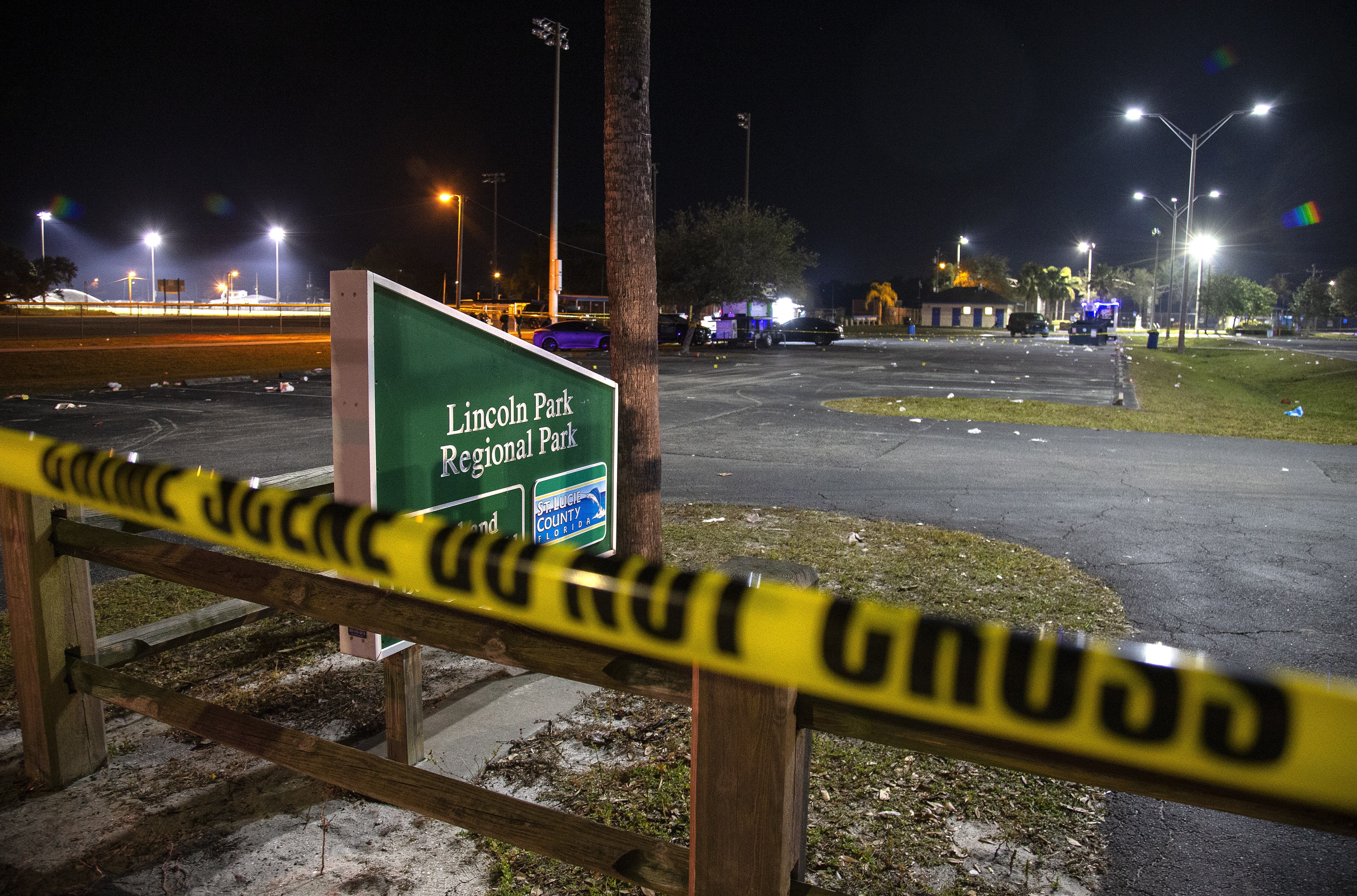 Fort Pierce (United States), 17/01/2023.- Crime scene tape borders the area as St. Lucie County Sheriff deputies work at a crime scene following a shooting at the Ilous Ellis Park in Fort Pierce, Florida, USA, 17 January 2023. According to the law enforcement authorities, eight people were shot at a crowded Martin Luther King Jr. Day event in Ilous Ellis Park, around 5:20 p.m. on 16 January. All eight adult victims were brought to a hospital, including one person who is in critical condition, St. Lucie County Sheriff's Office Chief Deputy Brian Hester said. (Estados Unidos) EFE/EPA/CRISTOBAL HERRERA-ULASHKEVICH