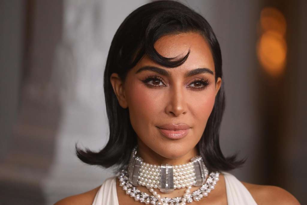 EA7166. BOGOTÁ (COLOMBIA), 28/08/2025.- Fotografía de archivo del 2 de noviembre del 2024 de Kim Kardashian asistiendo a una gala en Los Ángeles, California (EE.UU.). Kardashian se pronunció en contra de las políticas migratorias del presidente estadounidense Donald Trump durante un homenaje a su activismo en justicia penal en los Premios DVF de Diane von Furstenberg, celebrados en Venecia, informó el medio especializado Variety. EFE/ David Swanson ARCHIVO